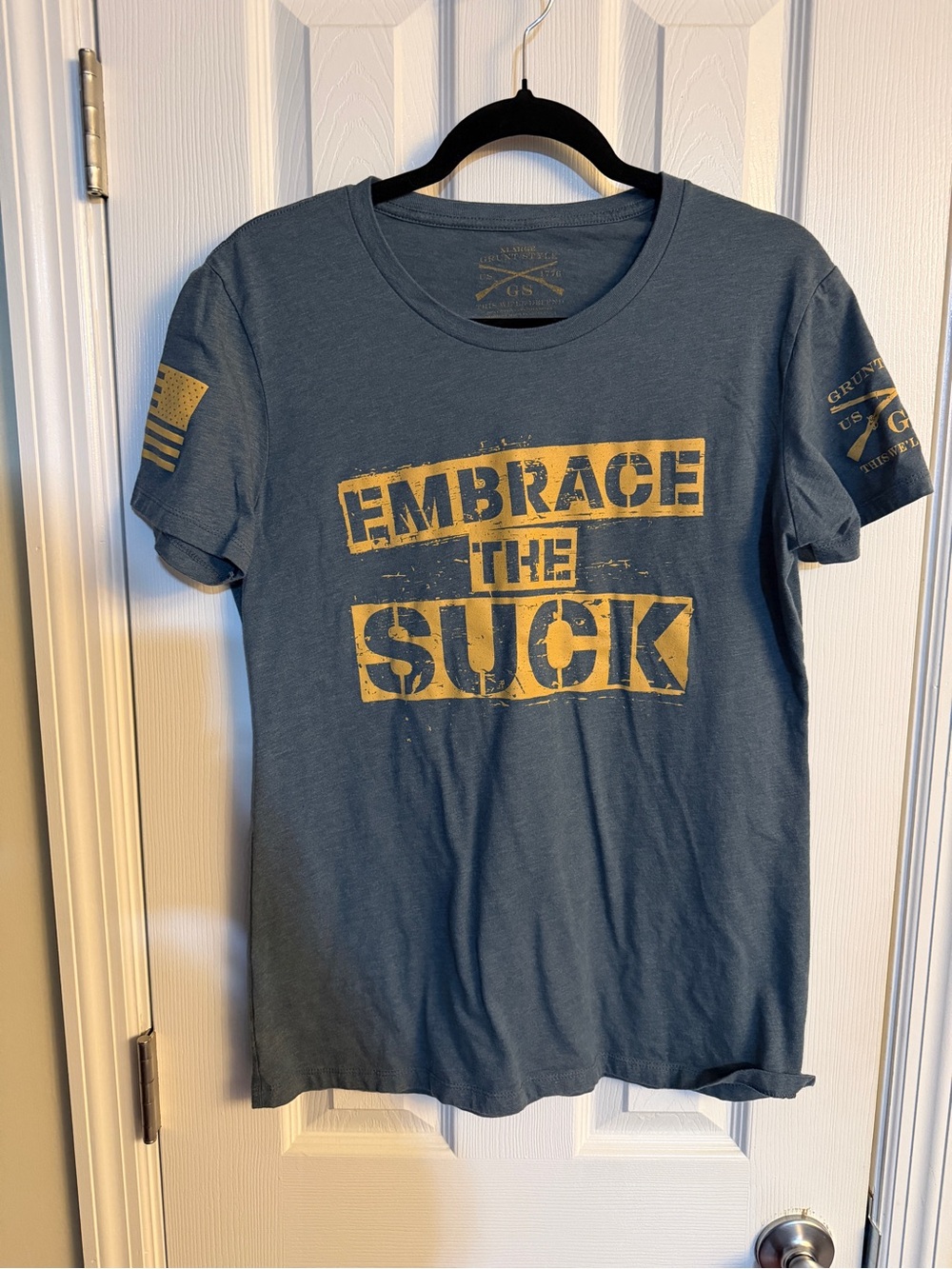 Grunt Style Women’s XL Embrace The Suck Graphic T-Shirt Blue Gold